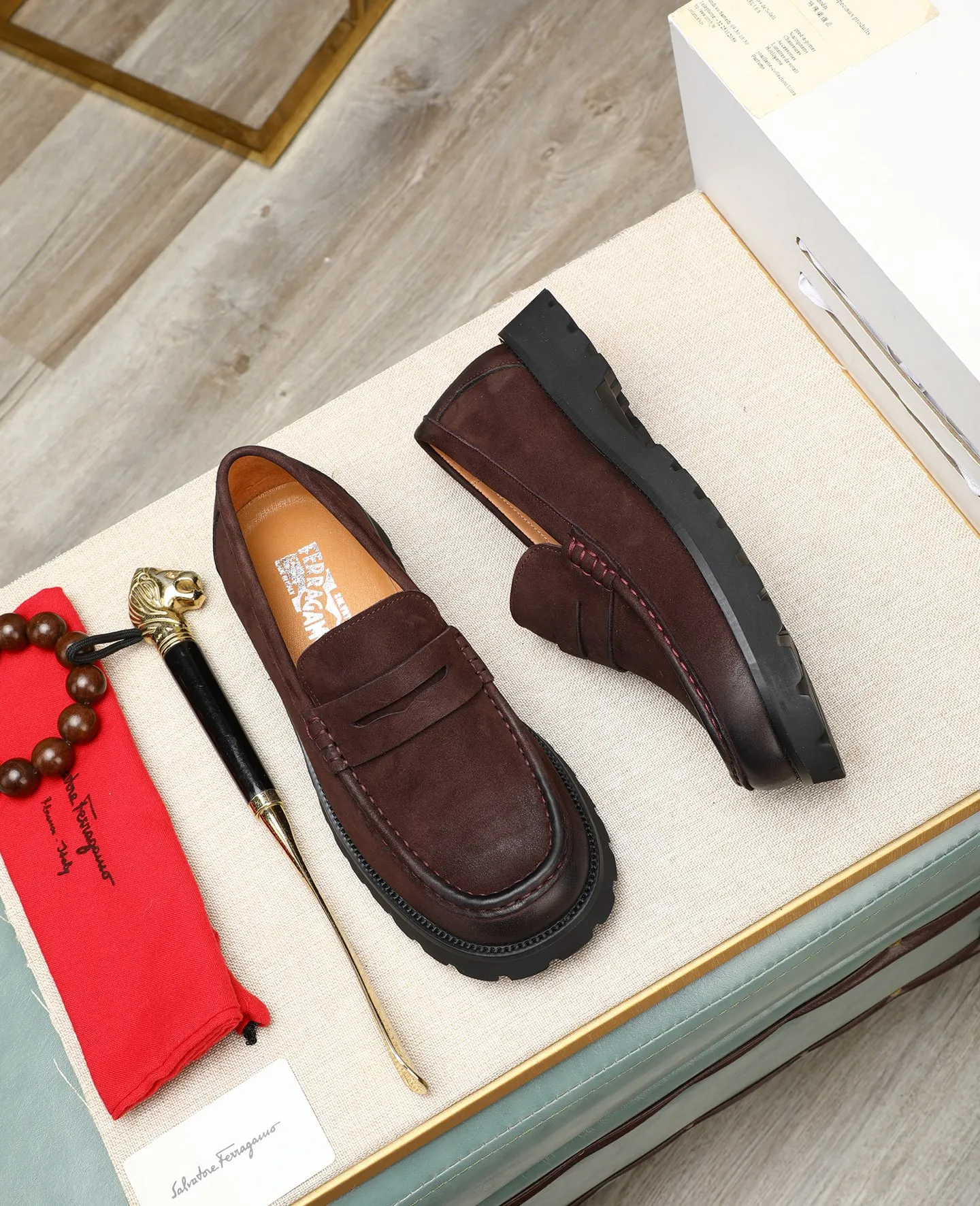 Men's shoes 💰520 📛📛(water-dyed cow lining) Salvatore Ferragamo high-end (Salvatore Ferragamo) is the world's top luxury footwear brand. It comes from the fashion kingdom of Italy. It is famous all over the world for its traditional handmade design and novel styles... 🚶🏻🚶🏻New suit shoes are on sale simultaneously at the counter. This model is purely handmade. The fabric is imported Italian calfskin➕soft water-dyed cowhide lining. Original authentic outsole🌀🌀Size: 38➖44.